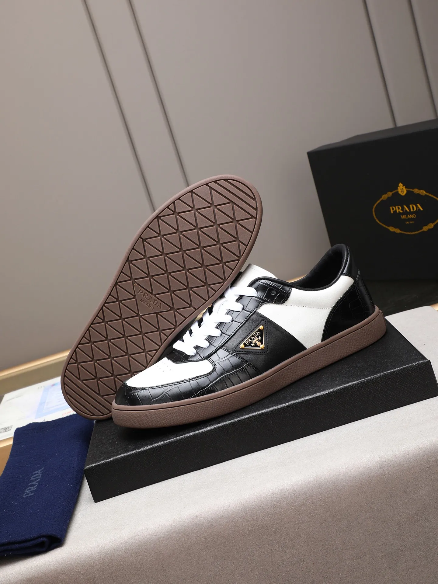 Men's shoes💰420💰 Brand: PRADA (Prada) Standard code: Men's code 38–44 (45 can be customized) Material: Original cowhide, breathable sheep lining Special outsole Style category: Men's fashionable casual sneakers Low-key luxury! Color: actual picture color